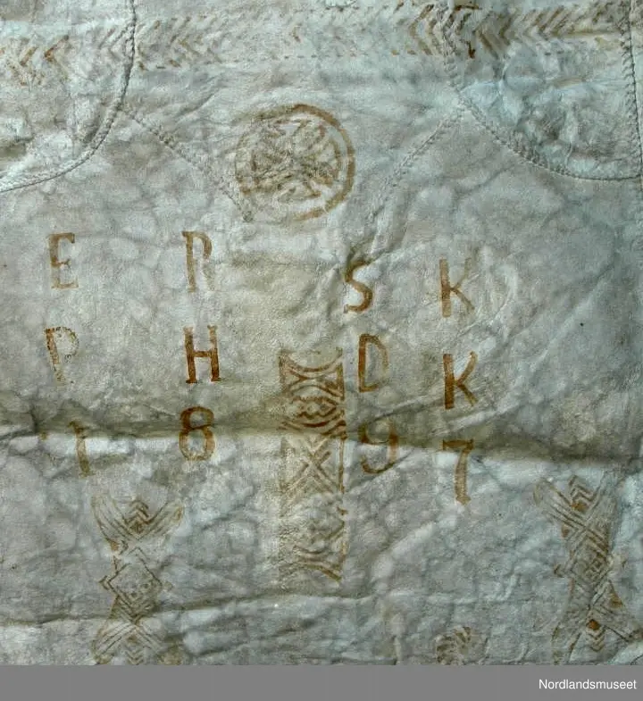 Skinnfellen er dekorert med ulike fellmønster. Kors, rosett, ulike border, hjerte, sløyfe m.m. 6 av fellmønstrene finnes i samlingen av fellstempel FA.G.00695 (Bilde 3-8 + se referanser). De tre mønstrene på bilde 9-11 har vi ikke fellstemplene til.