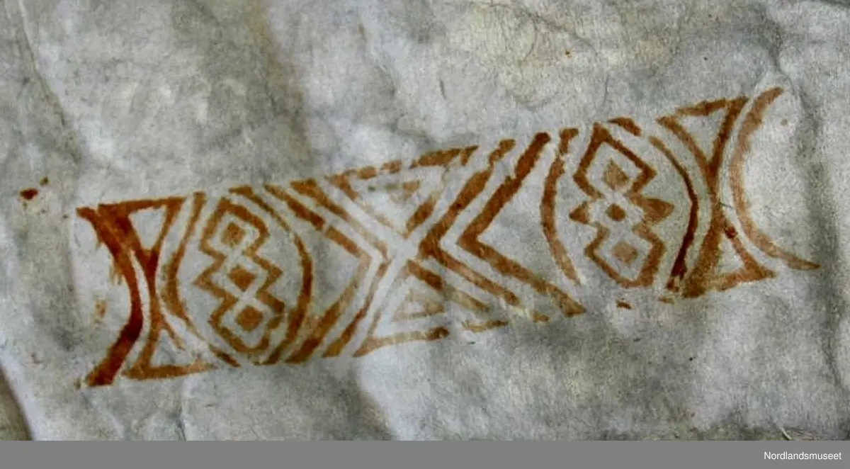Skinnfellen er dekorert med ulike fellmønster. Kors, rosett, ulike border, hjerte, sløyfe m.m. 6 av fellmønstrene finnes i samlingen av fellstempel FA.G.00695 (Bilde 3-8 + se referanser). De tre mønstrene på bilde 9-11 har vi ikke fellstemplene til.