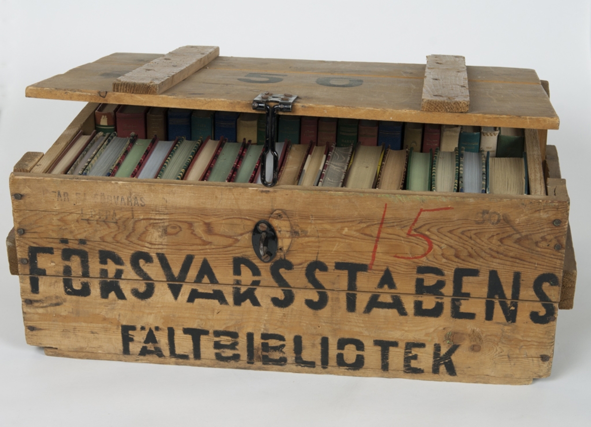 Försvarsstabens fältbibliotek. Trälåda innehållande 43 st. skönliterära böcker och en katalog, Luna-Guiden från 1974-75.