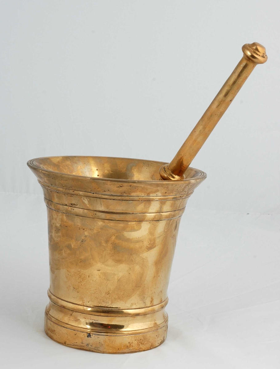 Morter med pistill av messing.