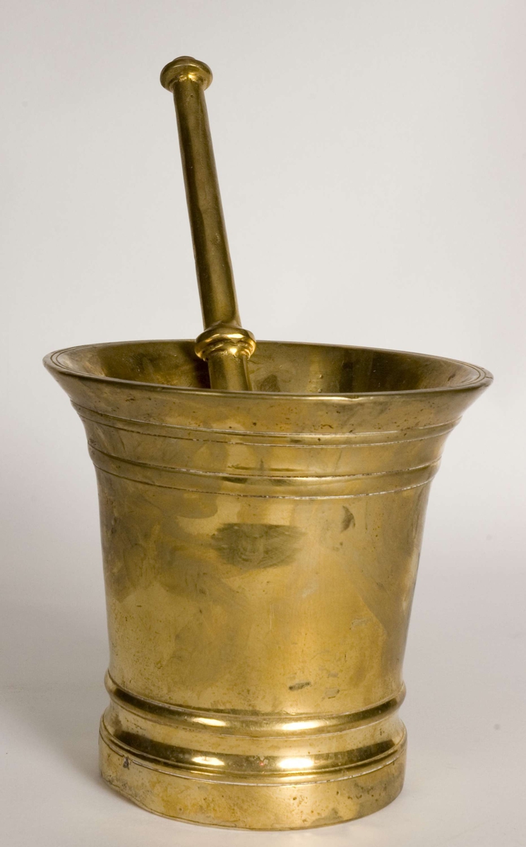 Morter med pistill av messing.