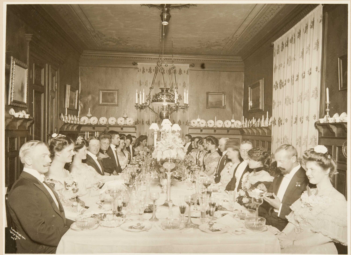 Tilbords. Middag hos kammerherrinde Sigrd Faye vinteren 1903/04.