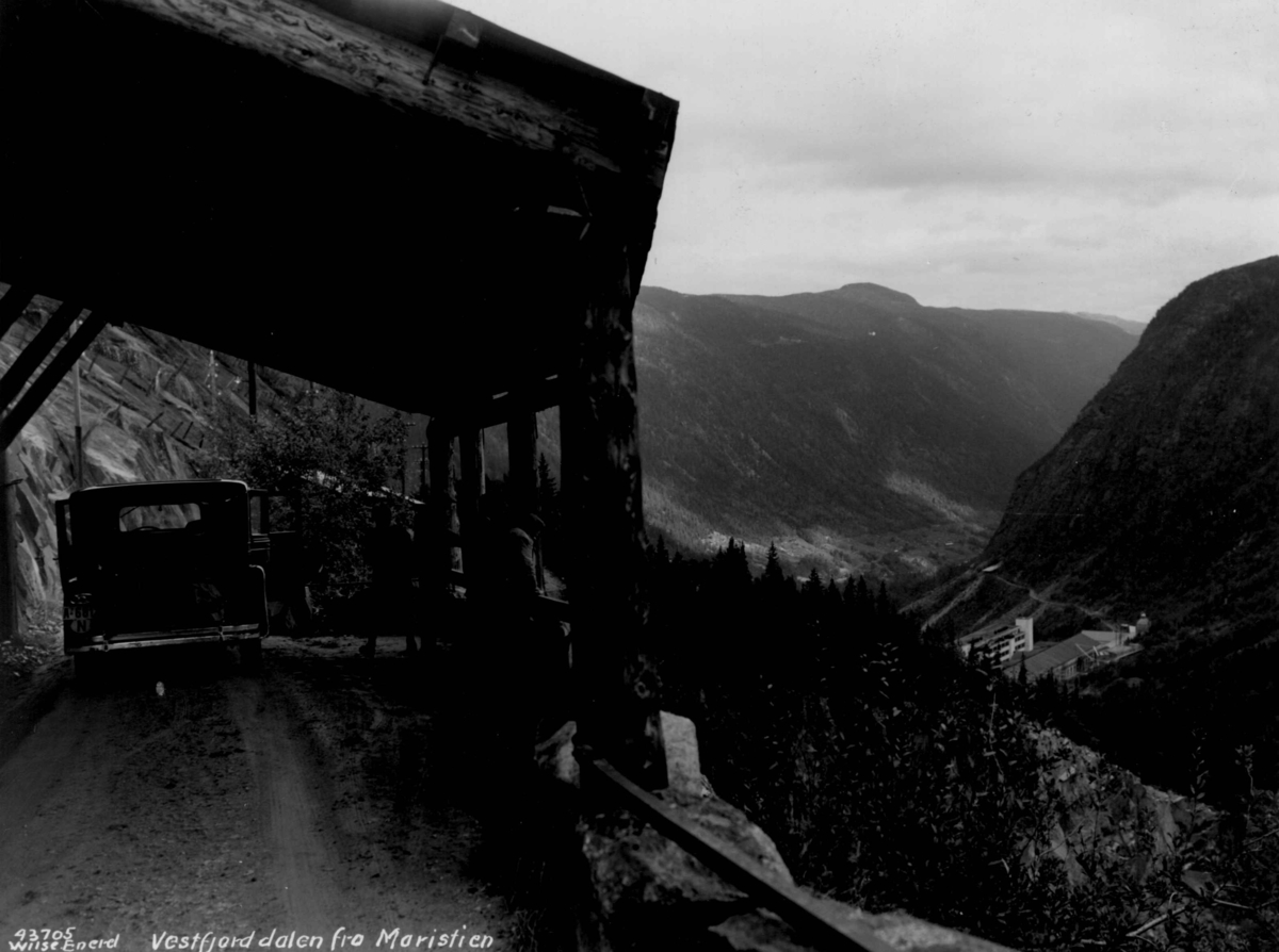 Kraftstasjonen i Vemork ved Rjukan i Vestfjorddalen i Tinn. Bil på Maristien med overbygg for rassikring.