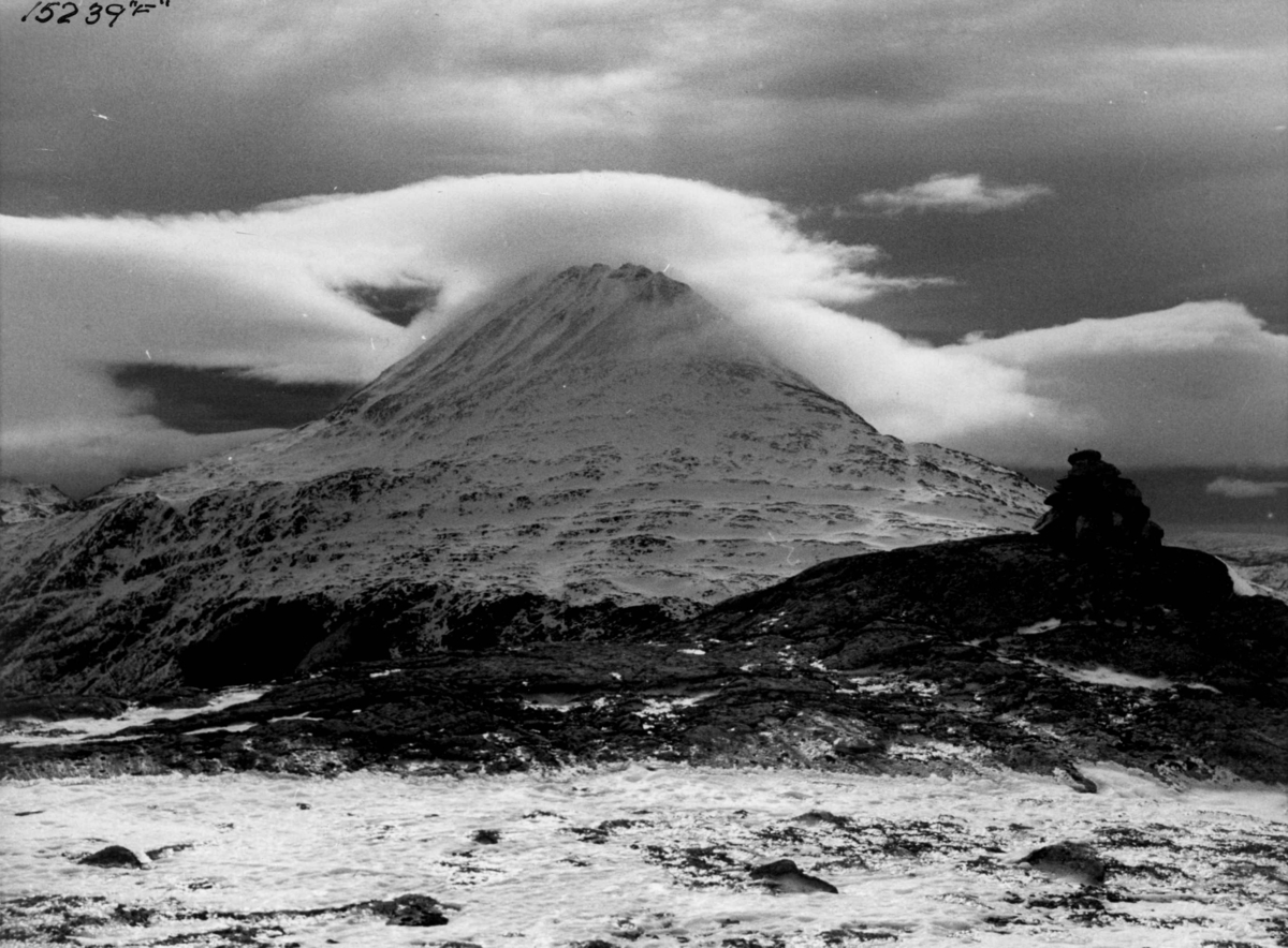 Vinterlandskap med varde ved Gaustatoppen.