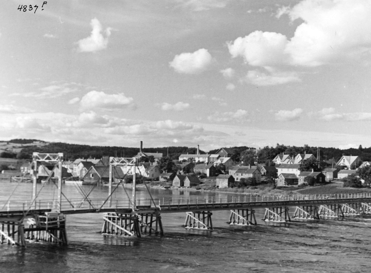 Bro over elv ved tettstedet Straumen i Inderøy.