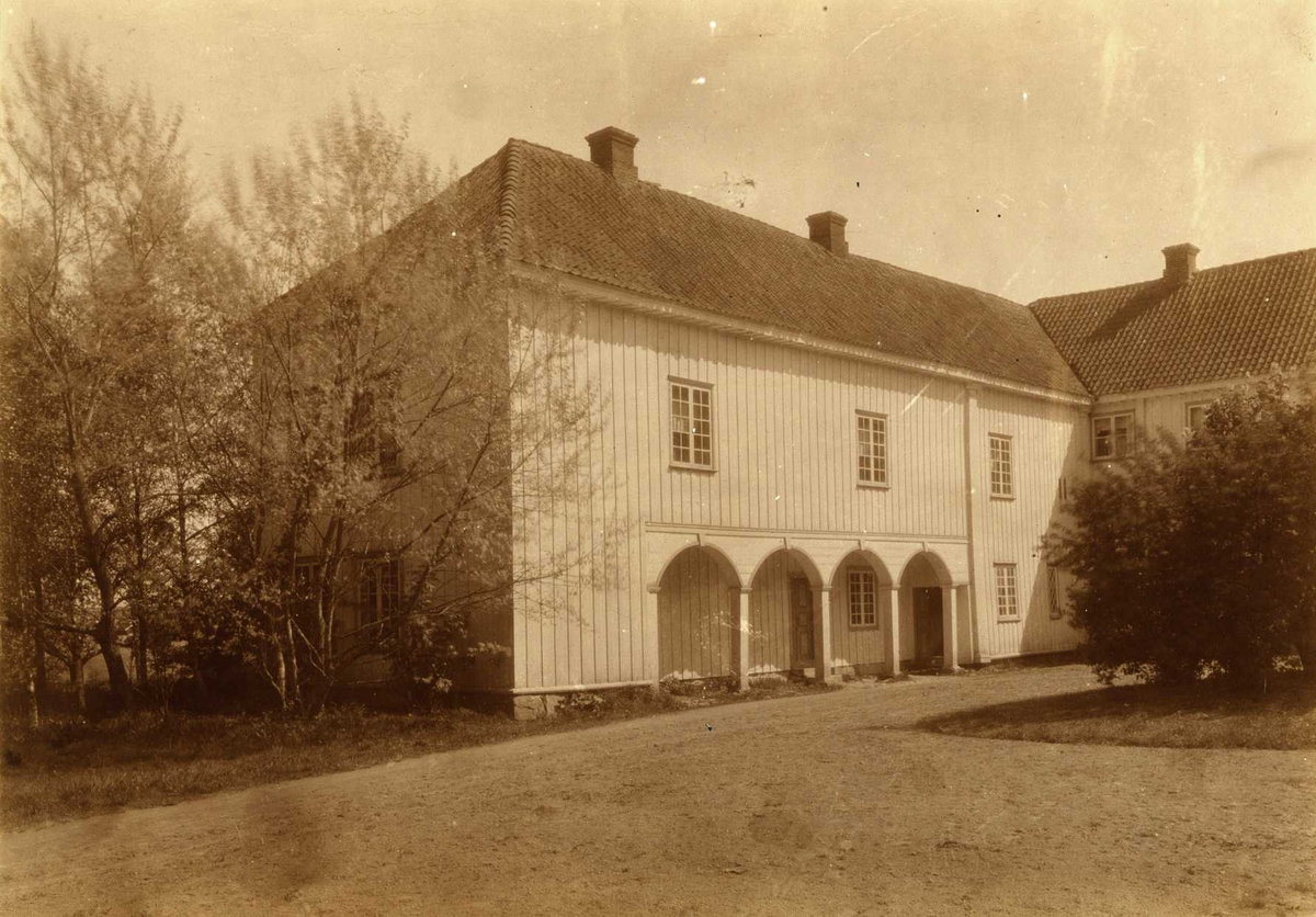 Ellinggård, Onsøy, Fredrikstad. Gårdsplass og sidebygning.