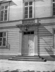 Arendal, Aust-Agder, antakelig Tyholmen, inngangsparti treby