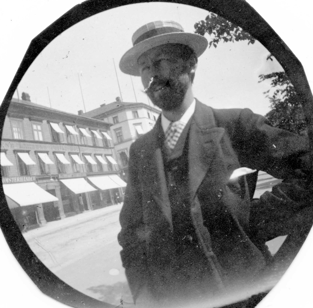 Professor Axel Thue spaserer langs bygate.