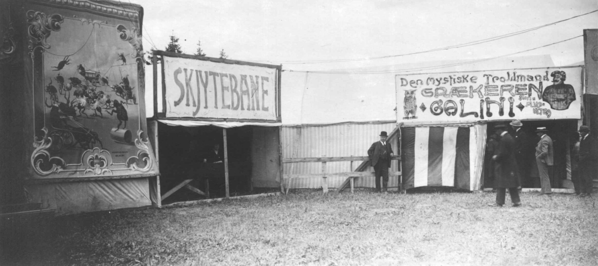 Marked på Norsk Folkemuseum i 1923. Underholdning som på tivoli med boder og skytebane.