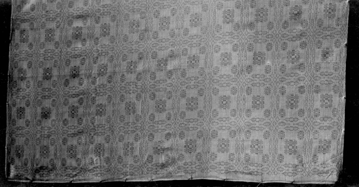 Hvit serviett i dreiel med rutemønster. Fra slutten av 1700-tallet.