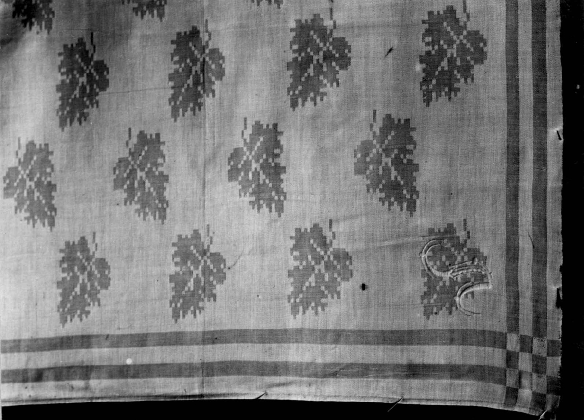 Hvit serviett med bladmønster, stripebord. Fra 1830-tallet, Modum, Buskerud. Norsk hjemmevevet damask.