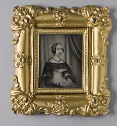 Damporträtt. Porträtt av drottning Josefina i trekvartsprofi