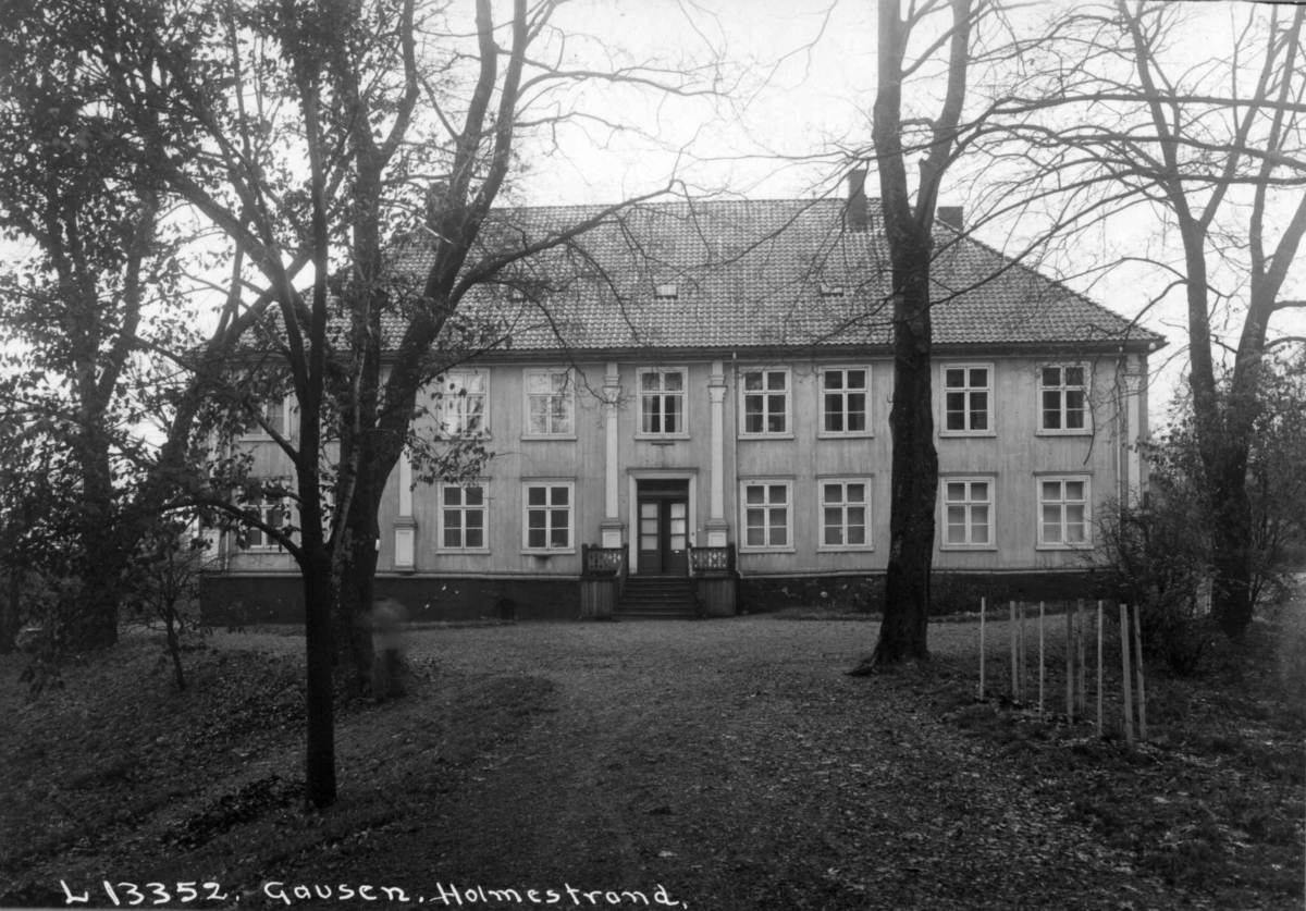 Nedre Gausen gård i Holmestrand. Hovedbygning med hage.