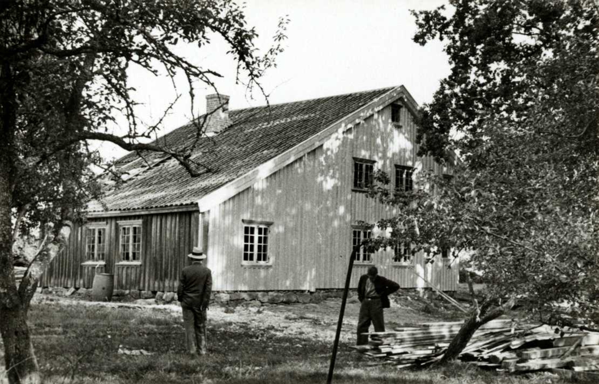 Rygge, Støtvik, Østfold. Våningshus med to menn på gårdsplassen.