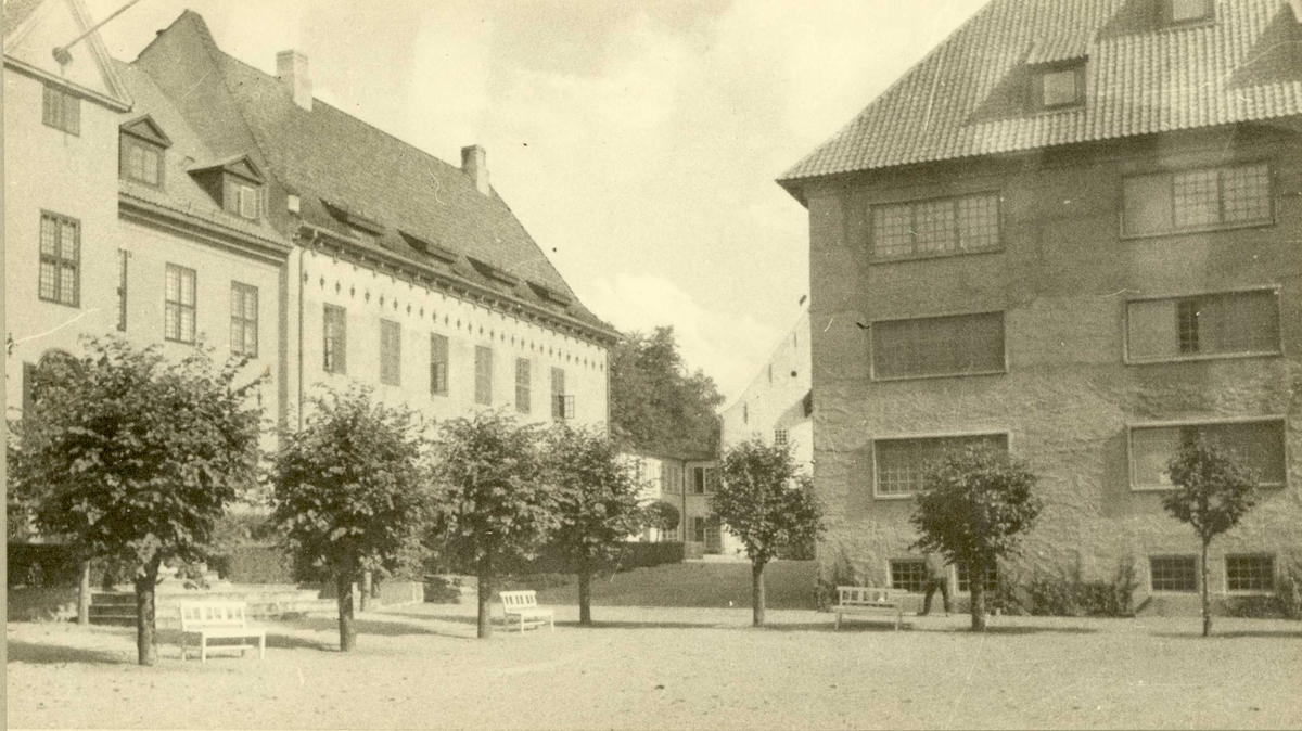 Bygning for bysamling og bygning for bygdesamling sett fra torget. Norsk Folkemuseum, Oslo 1935.