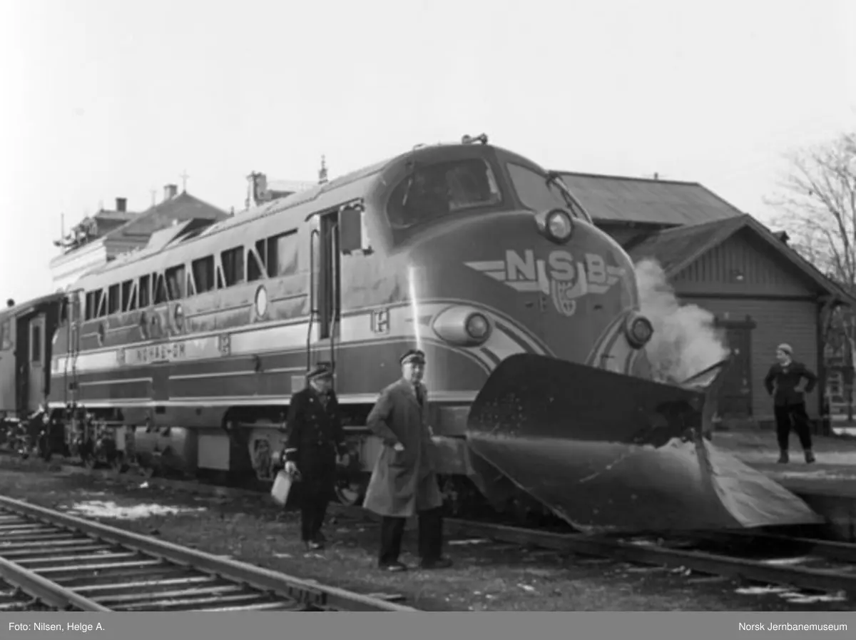 Diesellokomotiv Di 3 602 med nordgående dagtog på Levanger stasjon