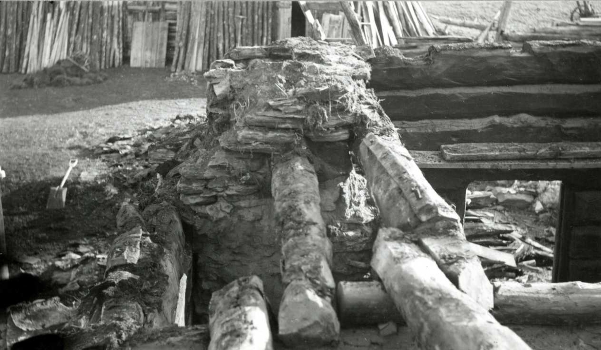 Engan, Os, Nord Østerdal, Hedmark 1941. Fjøs i tømmer under riving, rester av vegger og dør. Nå på Norsk Folkemuseum.