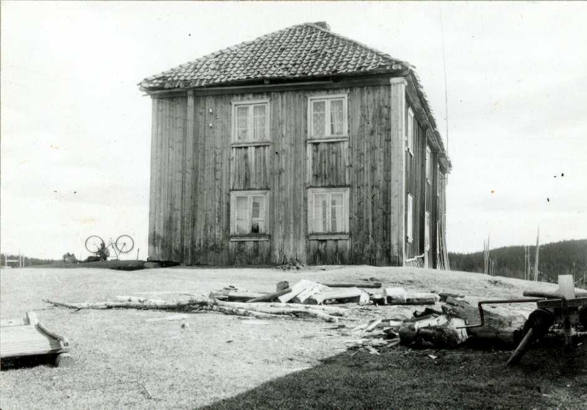 Karterud, Kongsvinger, Hedmark. Hovedbygningen under riving, sett fra siden. Nå på Norsk Folkemuseum.