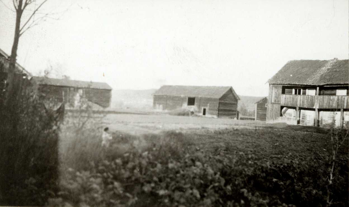 Nordre Rolstad, Brandval, Kongsvinger, Hedmark. Gammelt bolighus med svalgang og låver rundt gårdstun.