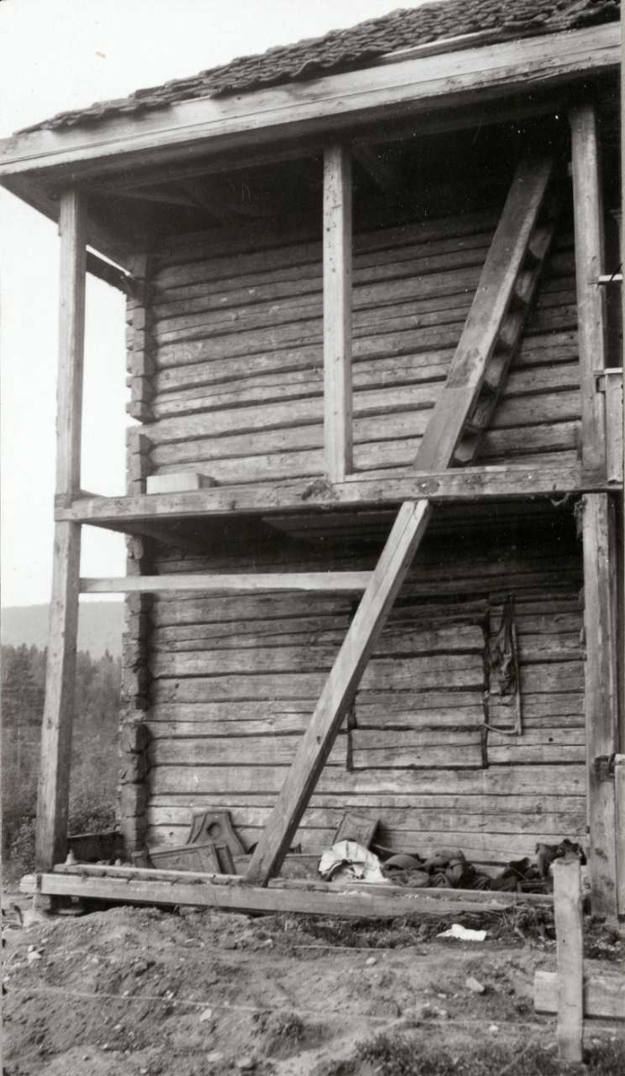 Karterud, Kongsvinger, Hedmark. Hovedbygningen under rivning. Nå på Norsk Folkemuseum.