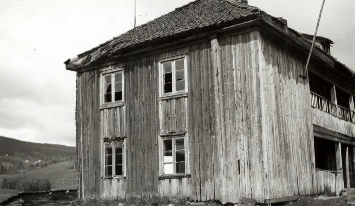 Karterud, Kongsvinger, Hedmark. Hovedbygningen under rivning, sett fra siden. Nå på Norsk Folkemuseum.