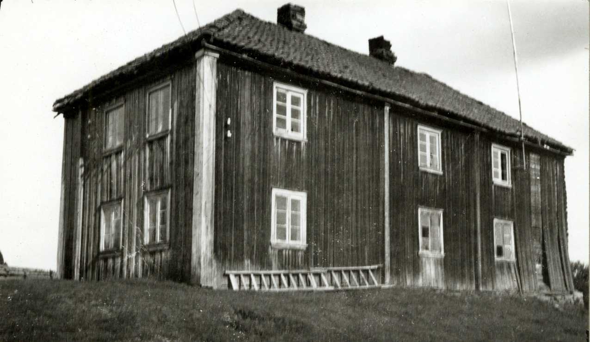 Karterud, Kongsvinger, Hedmark. Hovedbygningen under rivning, sett fra baksiden. Nå på Norsk Folkemuseum.