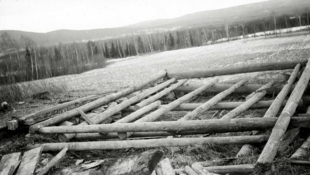 Kvislerbråten, Sør-Odal, Hedmark 1942. Låve under riving, fundamentet. Nå på Norsk Folkemuseum.