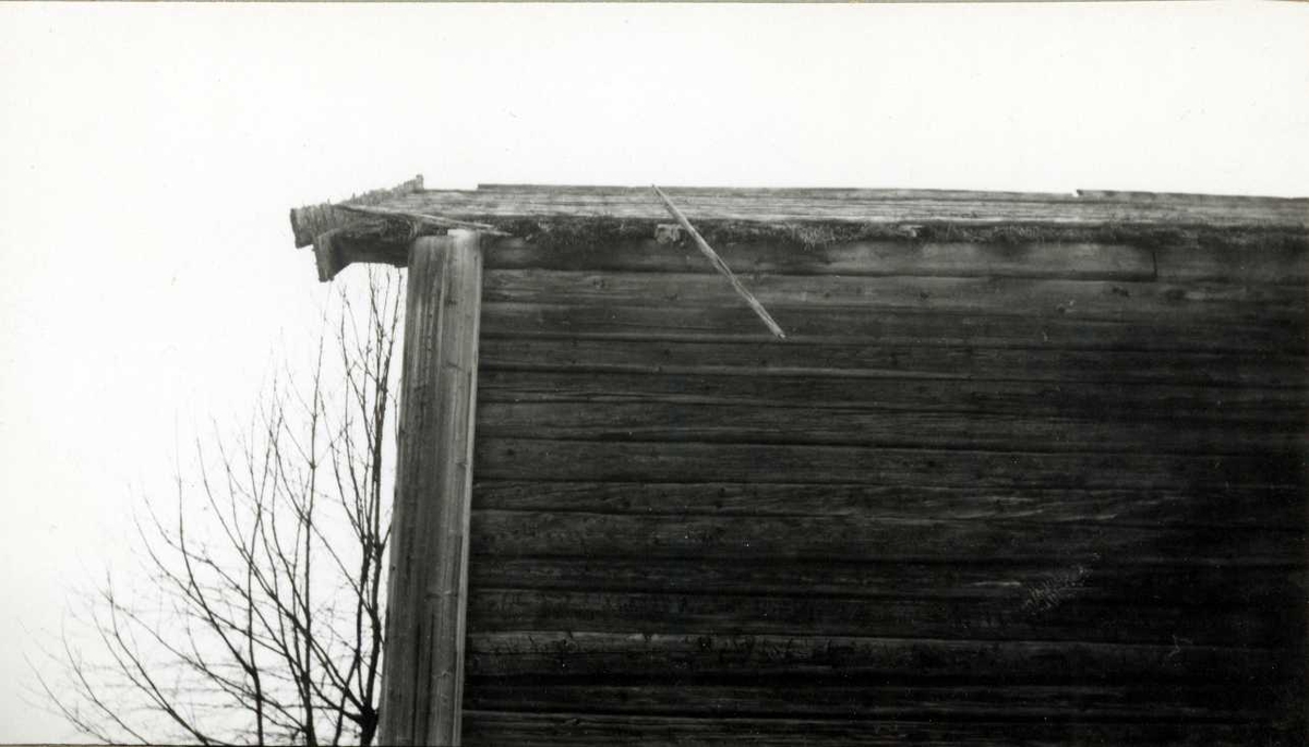 Kvislerbråten, Sør-Odal, Hedmark 1942. Detalj av låve under riving, vegg. Nå på Norsk Folkemuseum.