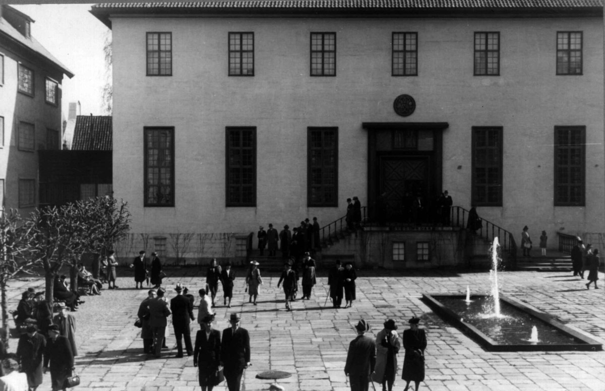 Gjenåpningen av samlingene, den 3. mai 1946. De innbudte forlater museet. Her fra Torget med fontenen NF254, mot  Hovedbygg, bygning nr.316.