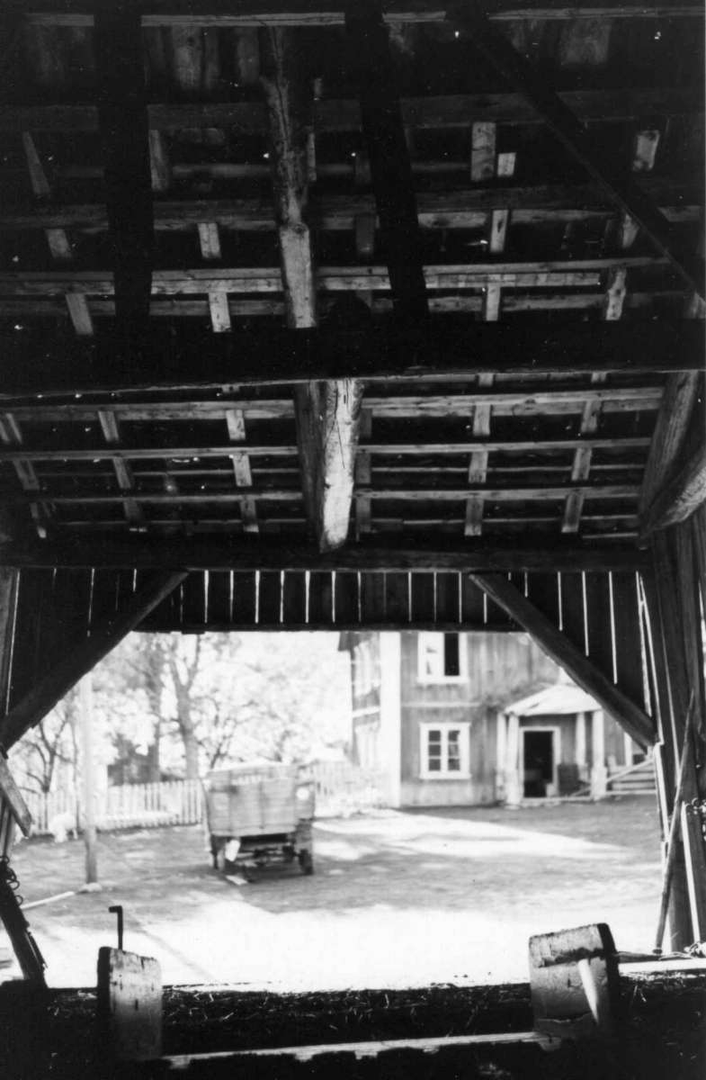 Garsvik, Aurskog-Høland, Akershus 1946. Låve. Nå på Norsk Folkemuseum.