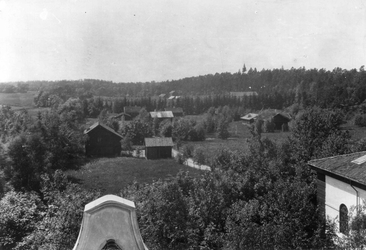 Utsikt over deler av Friluftsmuseet, Norsk Folkemuseum, en gang i 1920-årene.