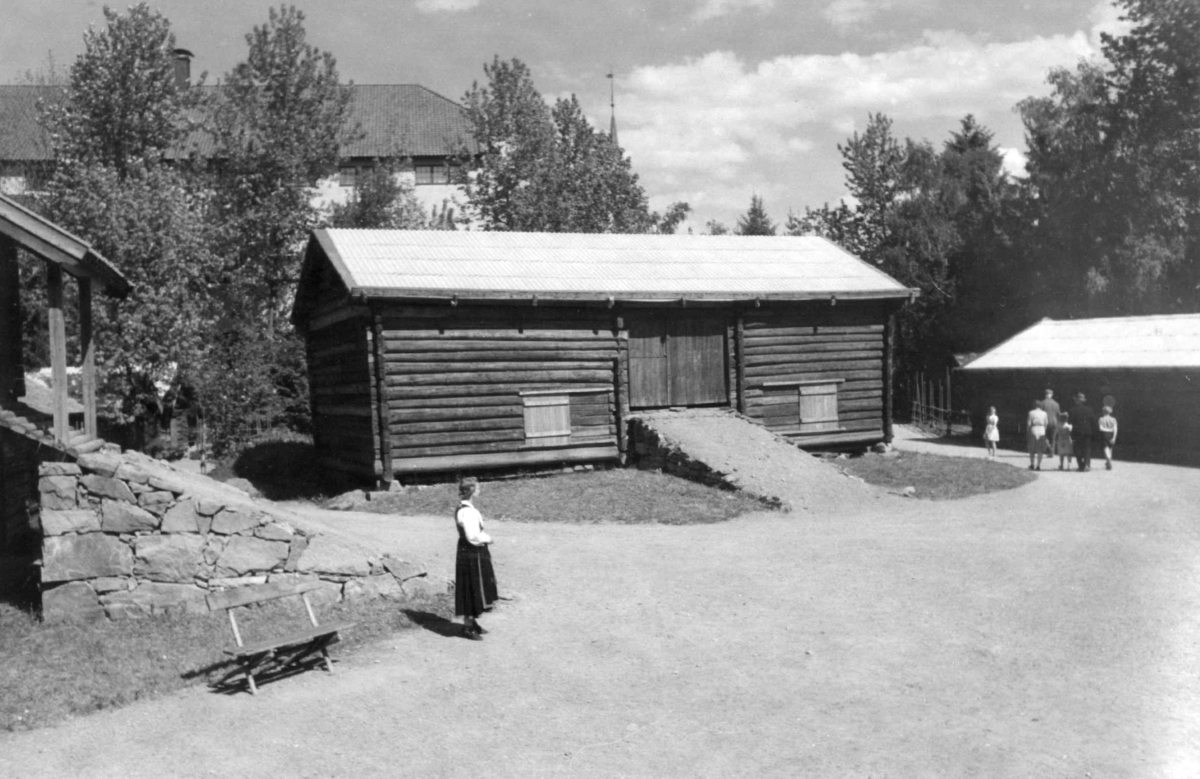 Telemarkstunet på Norsk folkemuseum, 1947. I midten: løe fra Nedre Natadal.