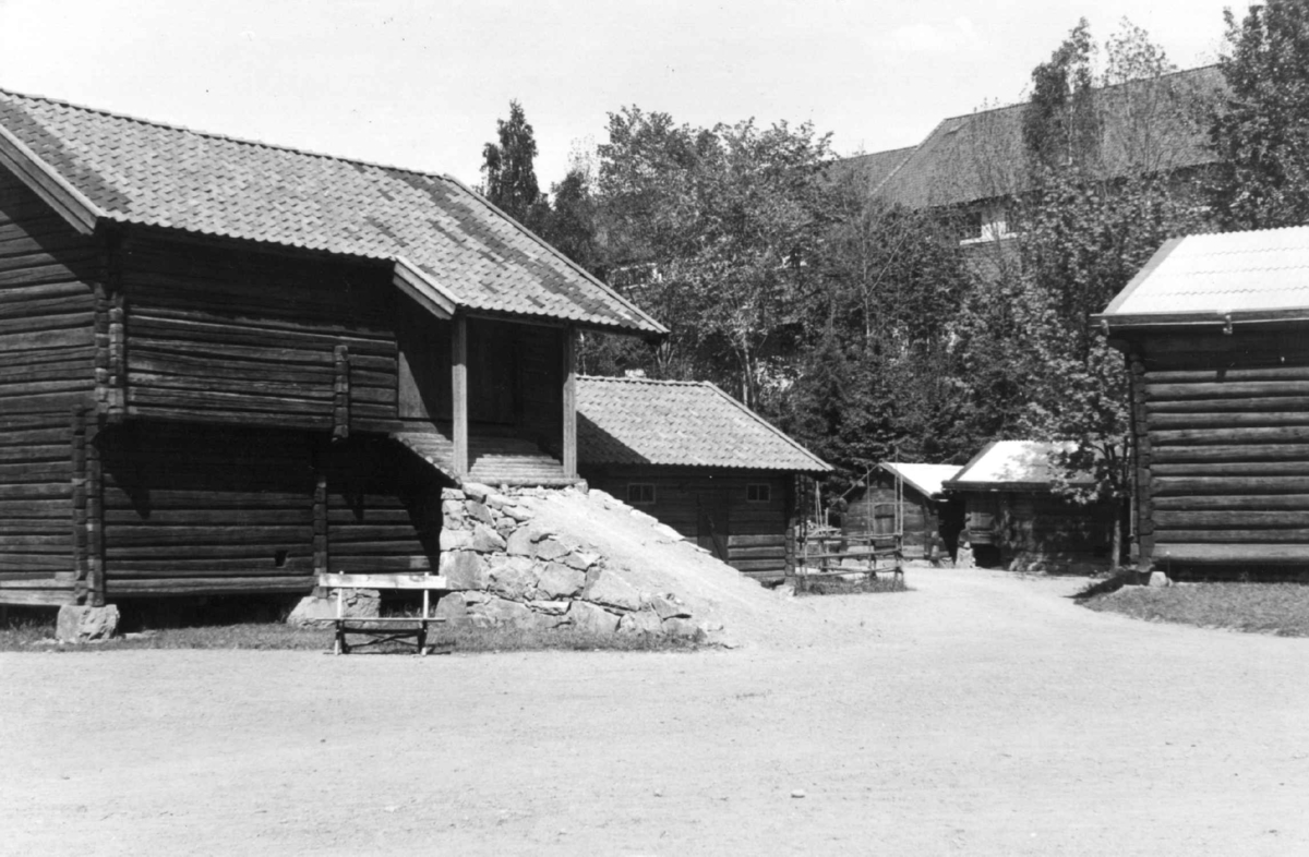 Telemarkstunet på Norsk folkemuseum, 1947. Fra venstre: Stalløe og sauestall fra Nedre Jørgedal i Bø, og fjøs fra Nedre Natadal i Seljord.