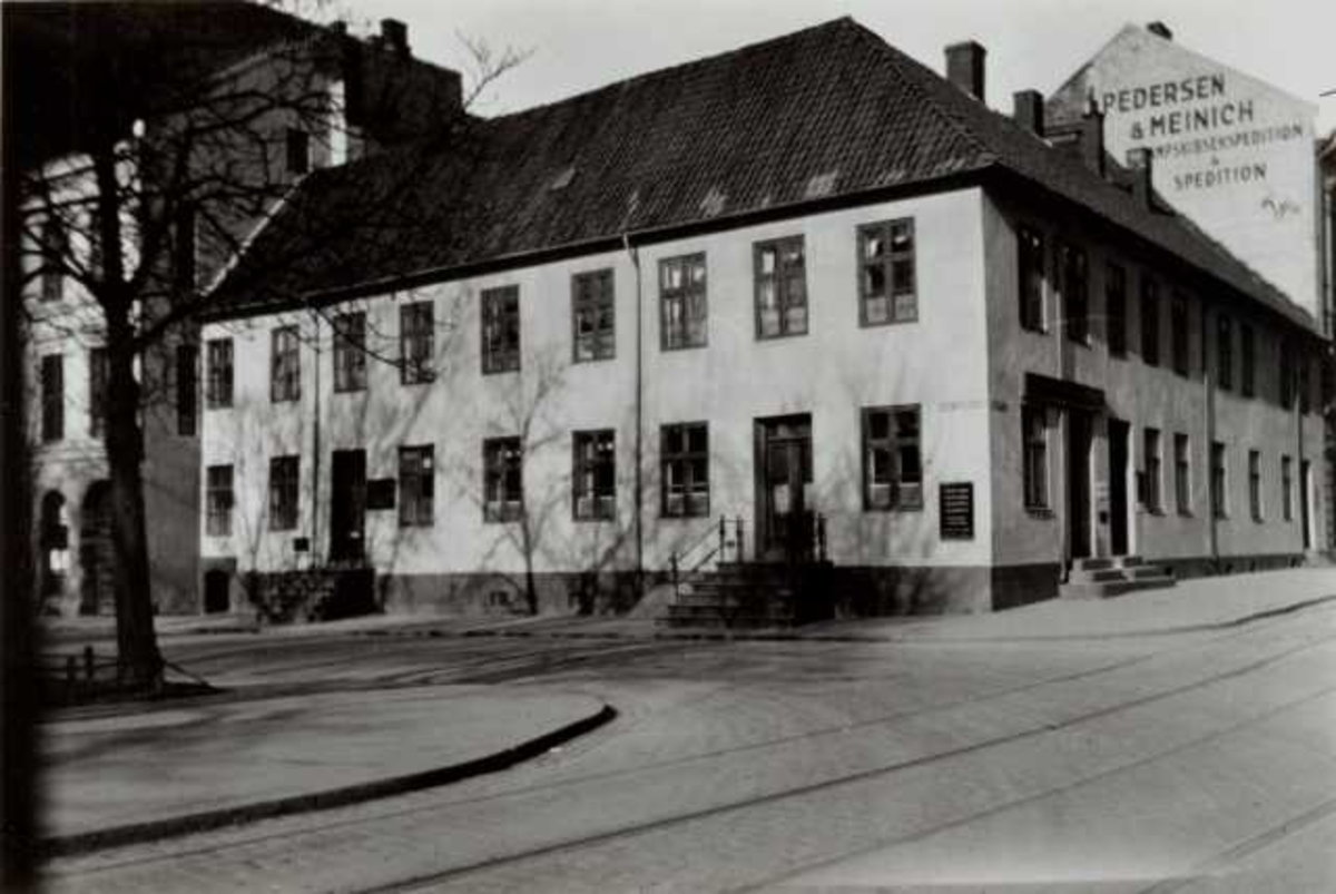 Thomsegården, Tollbugata, Oslo. Hvit mur hjørnegård, sett fra gata.
