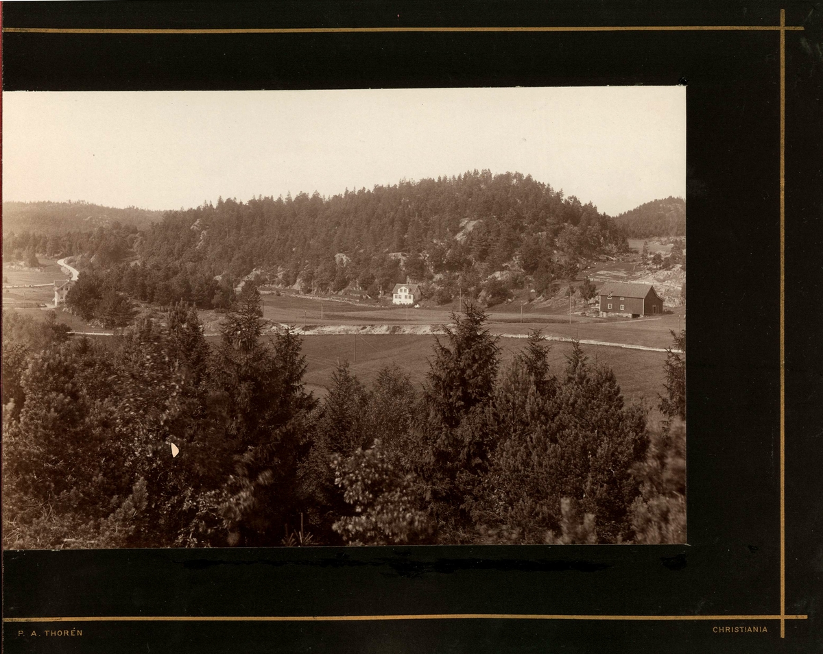 Fagerheim, Hisøy, Arendal. H. del av panorama ) som (v.del) viser sveitservilla tilh. familien Herlofson. Fra  eiendommens omgivelser. Se NF.04551-008. 
Serie (NF.04551-001 til -021) fra billedmappen "Strømsbo", gård på Strømsbu i Arendal tilh. familien Herlofson. Bildene er fra ulike eiendommer og steder i Arendal tilknyttet familien, fotografert av P.A. Thorèn, Chra.