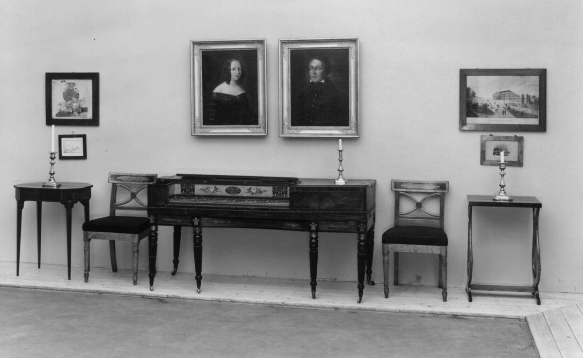 Interiør i empirestil som utstilt i Bysamlingen på Norsk Folkemuseum. Motivet viser et møblert rom med et piano. På veggen henger et portrett av Henrik Wergeland.