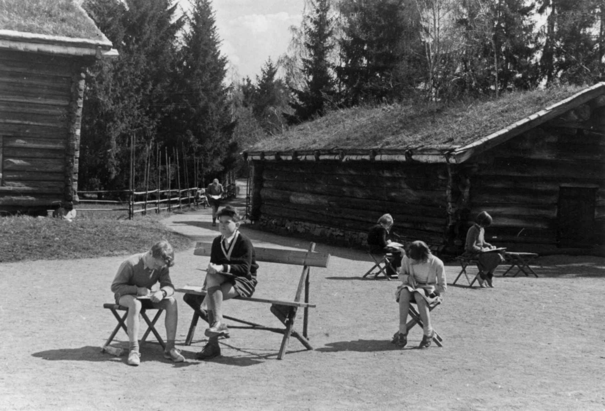 Skolebarn i Telemarkstunet på Norsk folkemuseum, 1951.