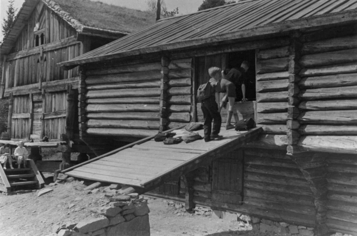 Skolebarn i Numedalstunet på Norsk folkemuseum, 1951.