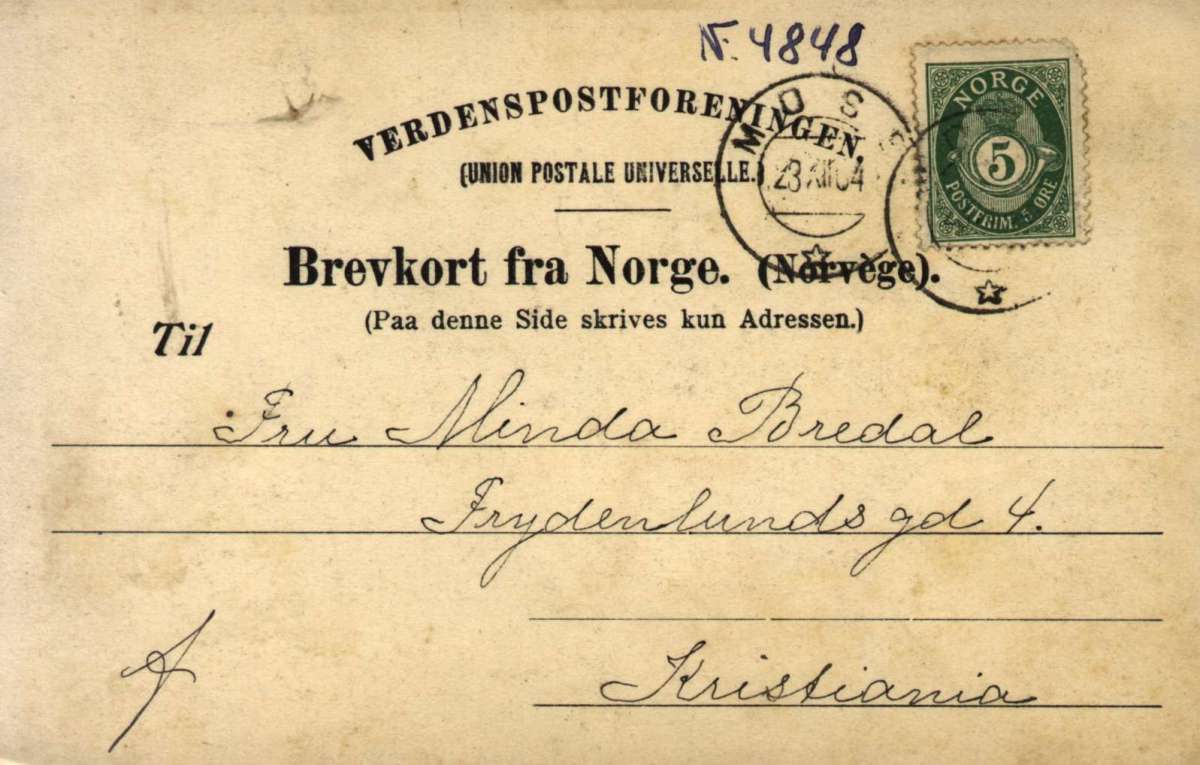 Postkort. Julehilsen. Mennesker står rundt på torget i Moss en vinterdag. Datert 23.12.1904.