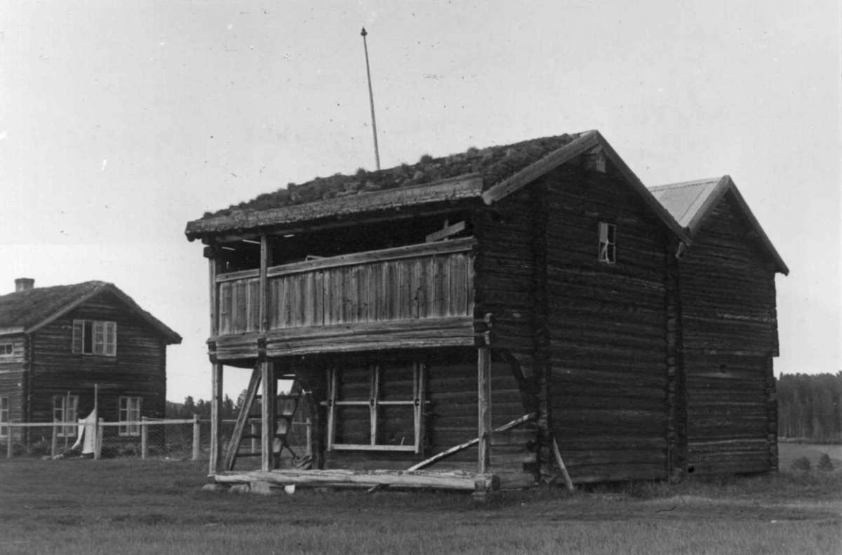 Nymoen Fåset, Tynset, Hedmark 1949. Lof med våningshus i bakgrunnen.