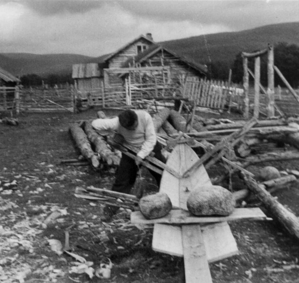 Alfred Rasmus Port bygger båt (7). Repene i de første klemmene må tettes litt. Karasjok 1952.