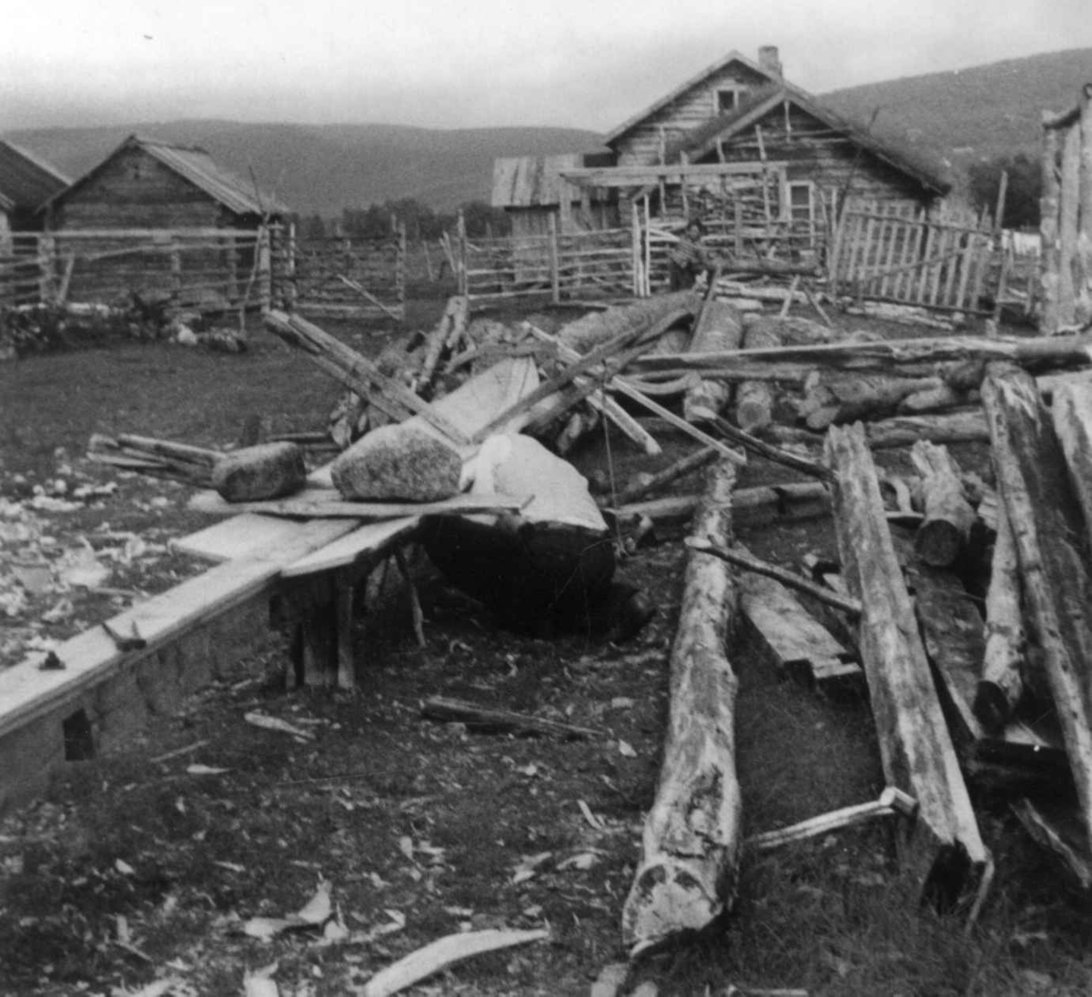 Alfred Rasmus Port bygger båt (8). Siste hånd blir lagt på første byggetrinn. Karasjok 1952.