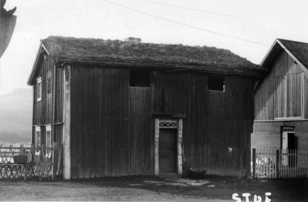 Kveberg-jordet,  Alvdal, Hedmark. Stue sett mot gårdsplassen.