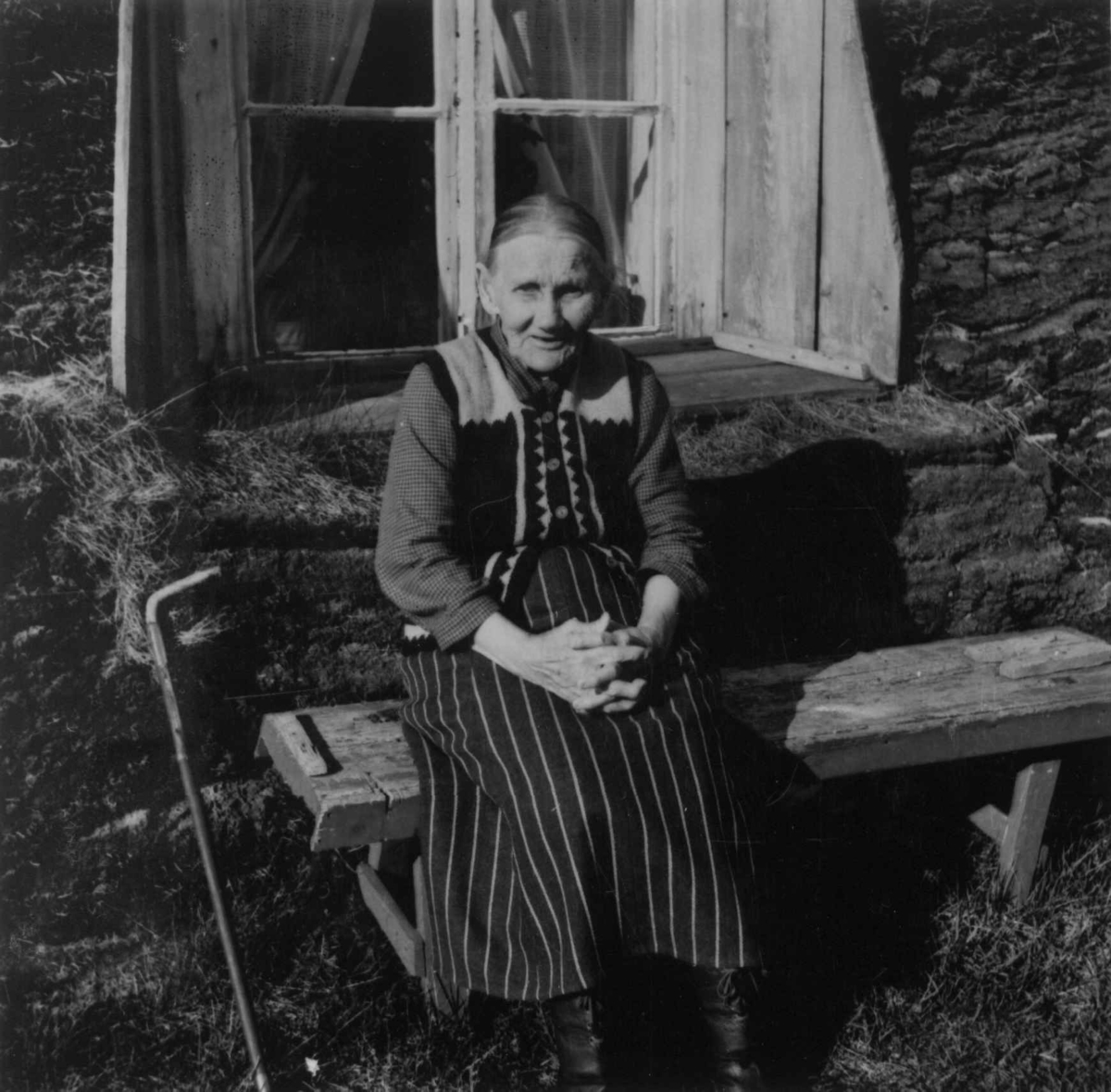 Portrett av Magrestine Pedersen foran gammen, 1951.