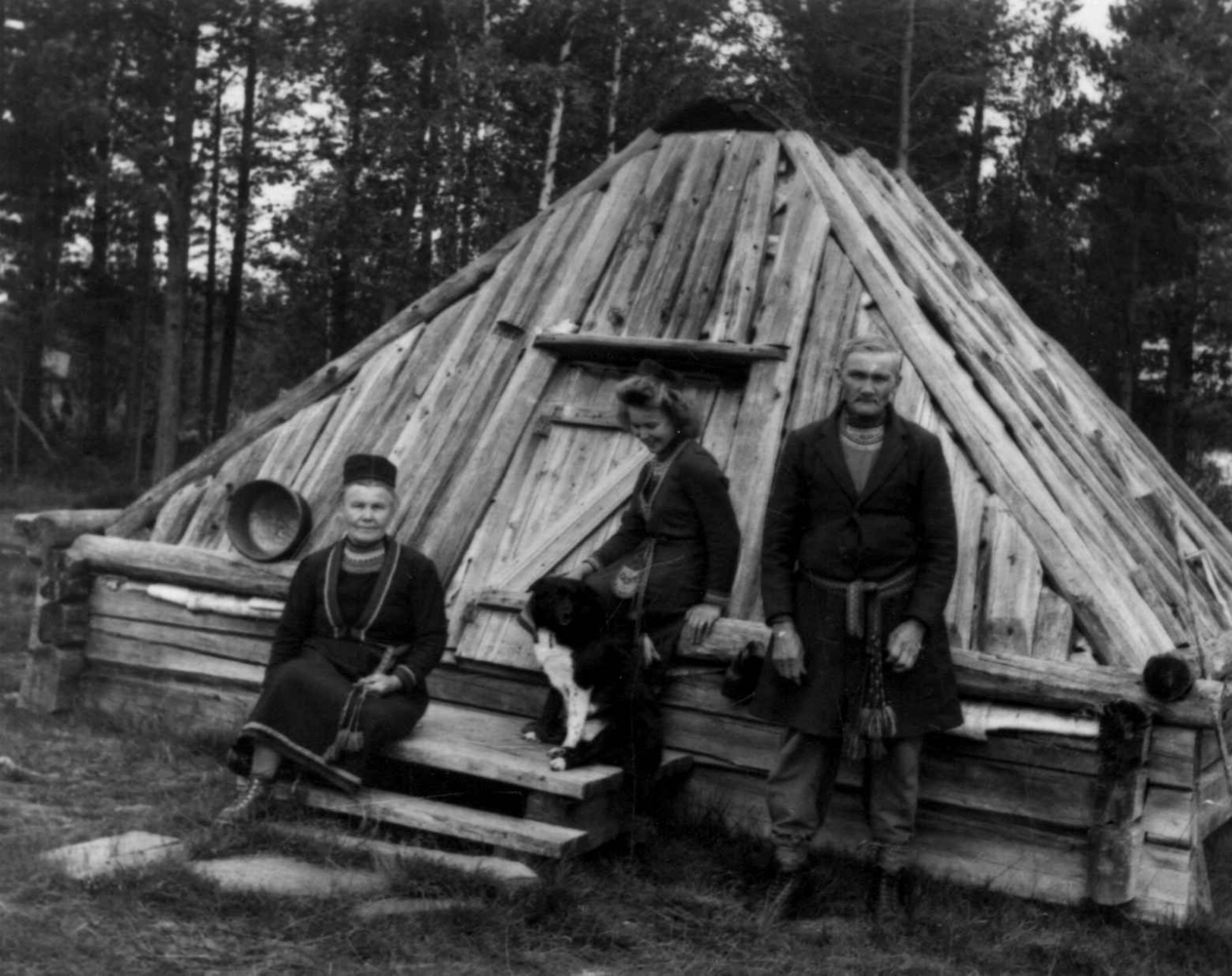 Anton Norsas gamme bygget 1915, tre personer ved inngangen til gammen. Abraure 1948.