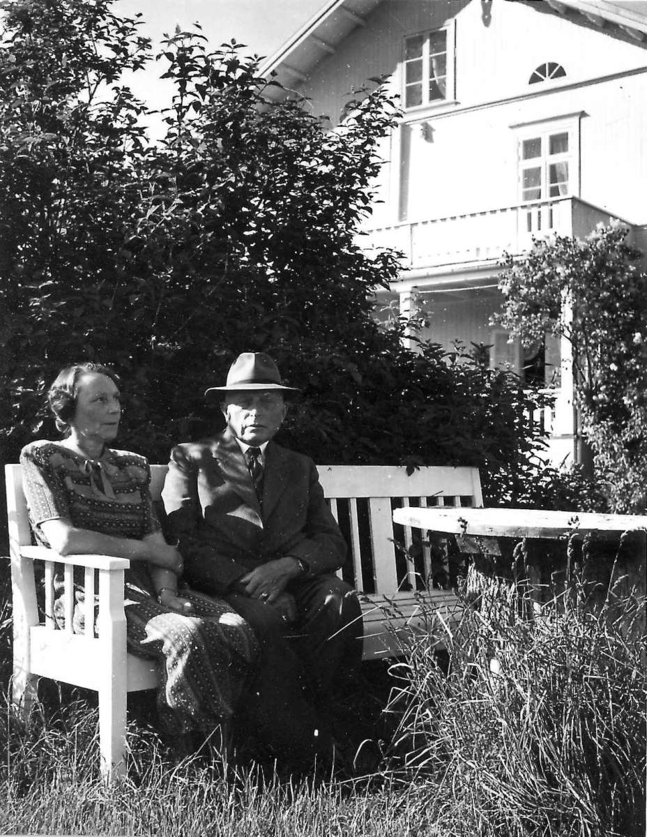 Viken, Hurdal, Akershus 1954. Godseier Niels Luel og frue sitter i hagen. Storgårdsundersøkelser ved dr. Engelstad i 1954.
