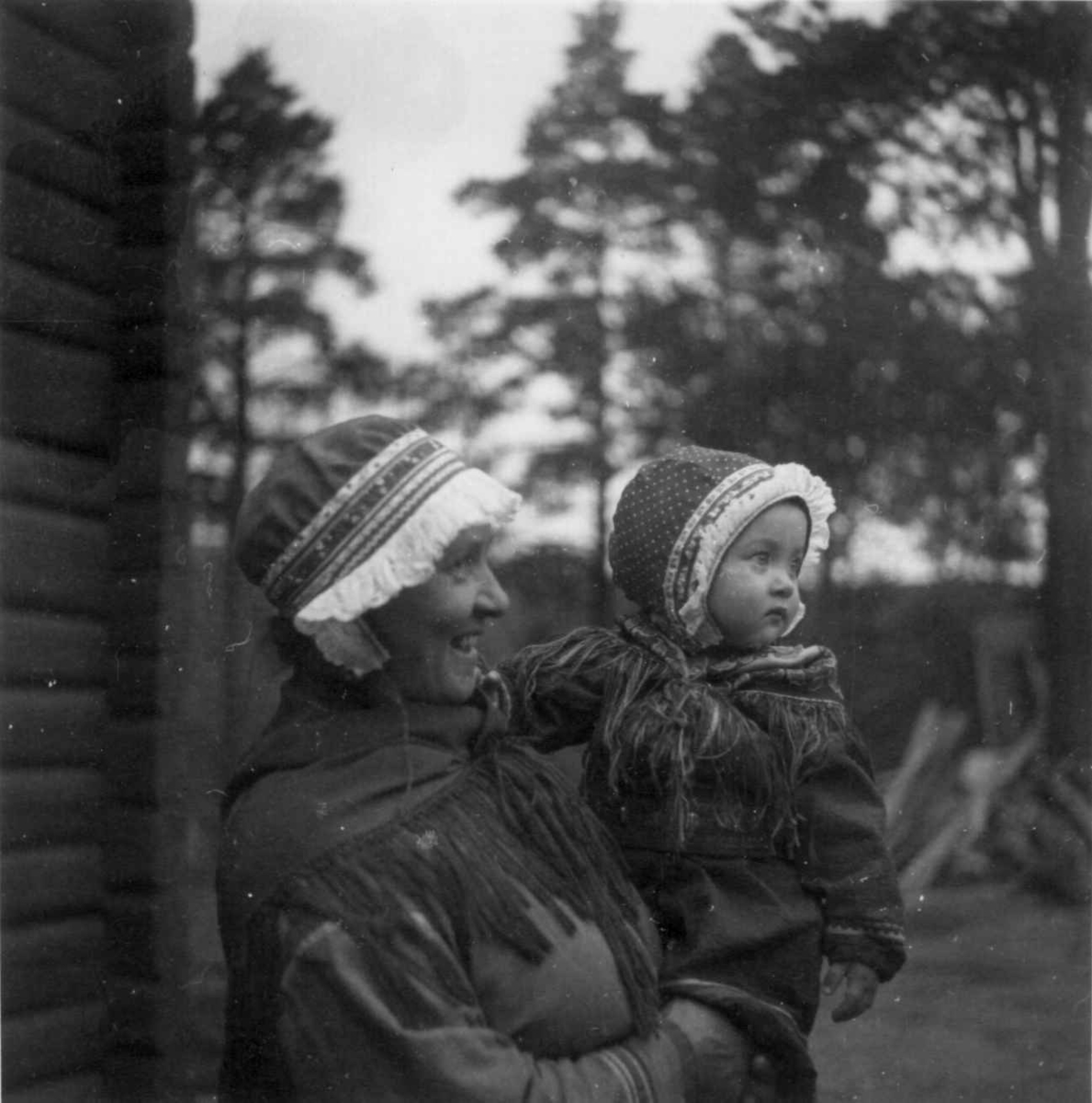 Portrett av  Anni Blind, f. Kuhmunen, med datter, Lønsdal august 1954.