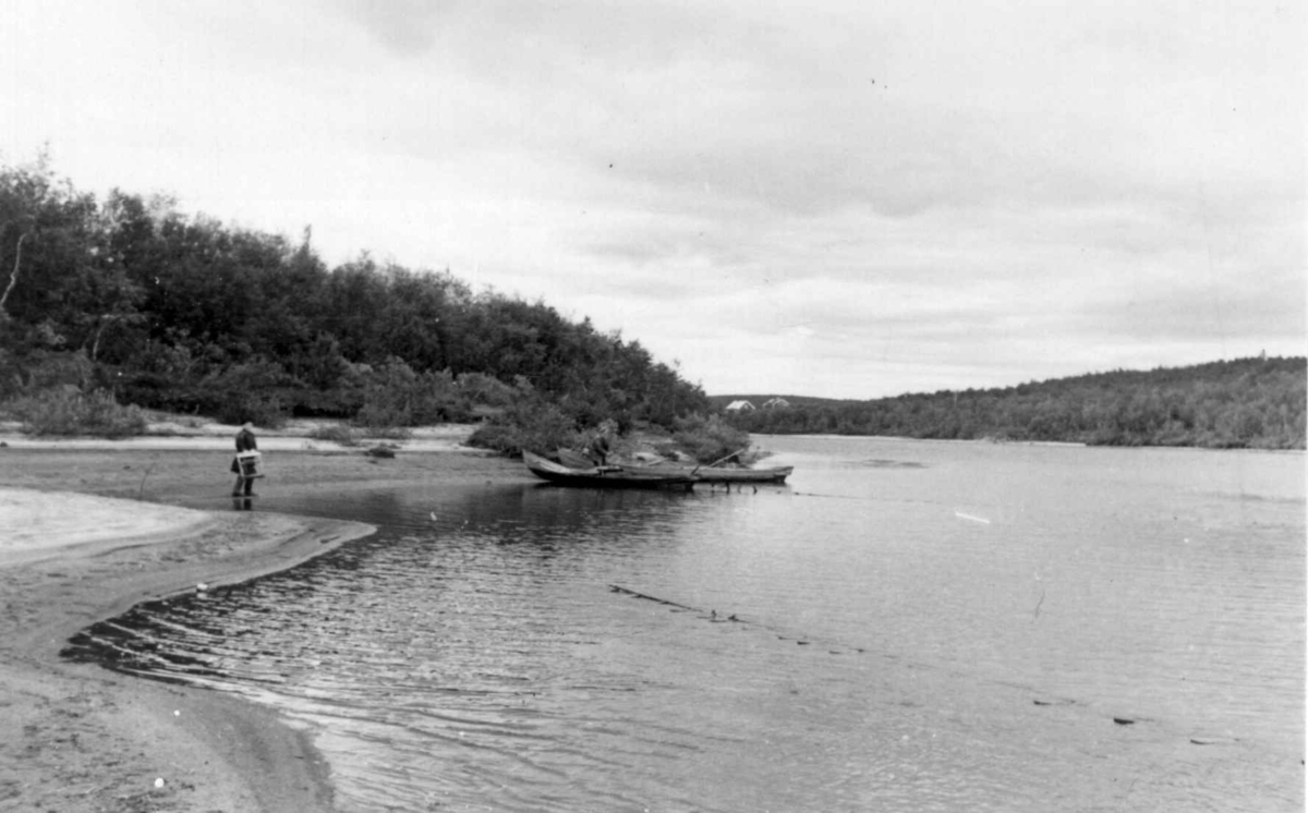 Fiske. Noten settes ut, båten har nådd land.Kautokeino 1953.