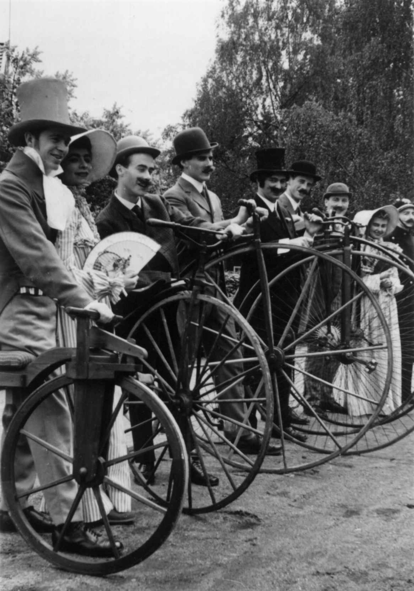 Sykkelkavalkaden på Norsk Folkemuseum i 1951. Deltakere i tidsriktige kostymer med sykler.