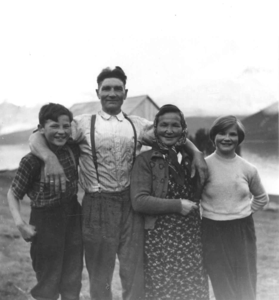 Portrett av Petter Olai, Abner Olga og Liv Starck, 1955.